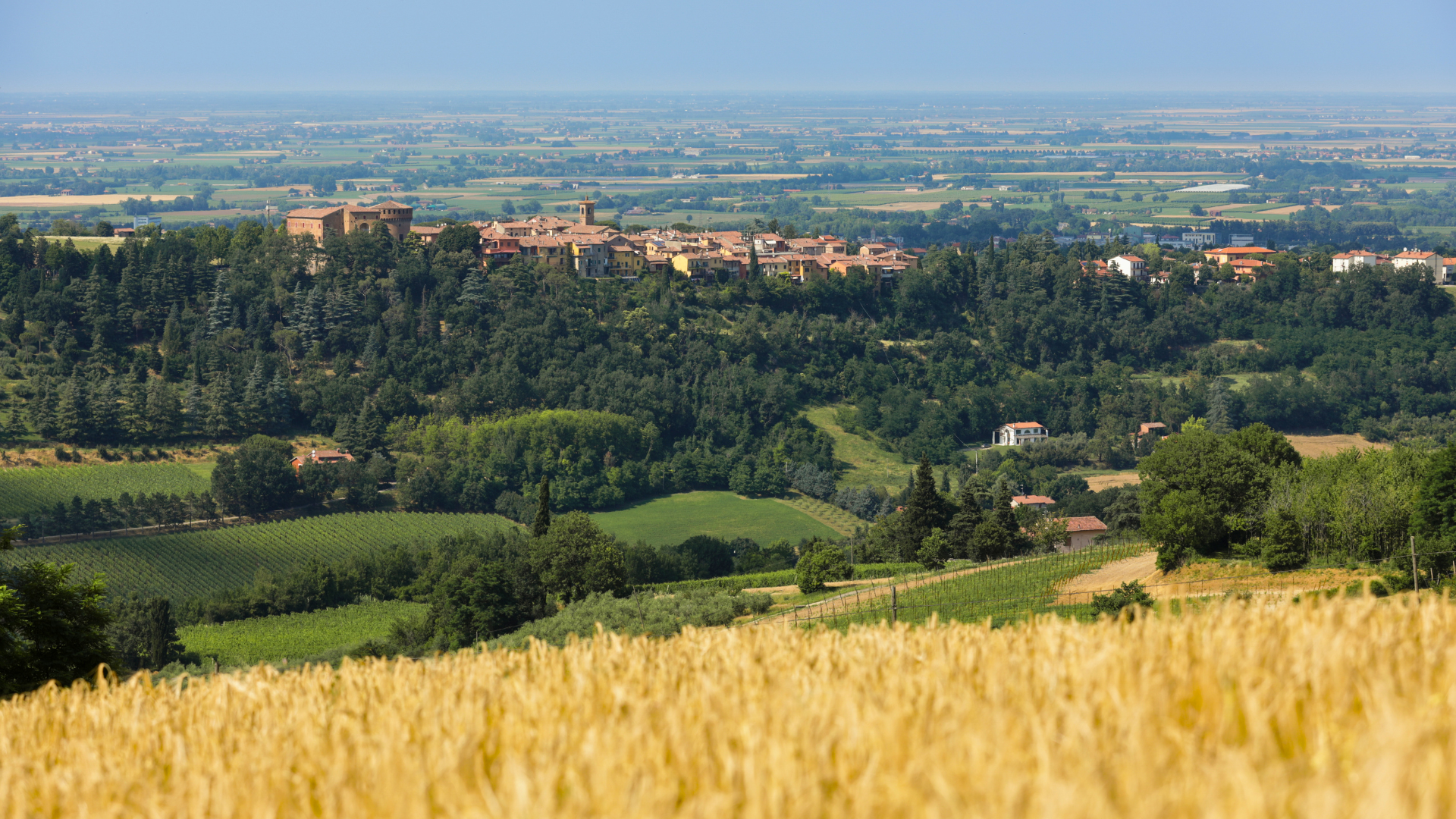 Toscanella di Dozza vista dalle colline limitrofe
